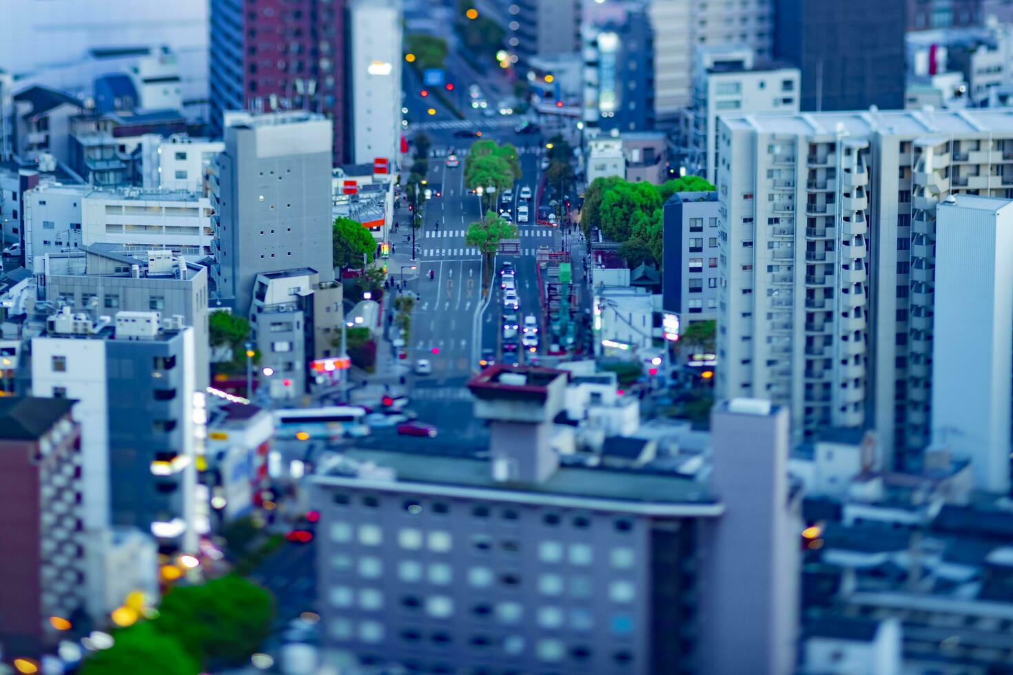 un oscuridad miniatura paisaje urbano por alto ángulo ver a el urbano calle en Osaka foto