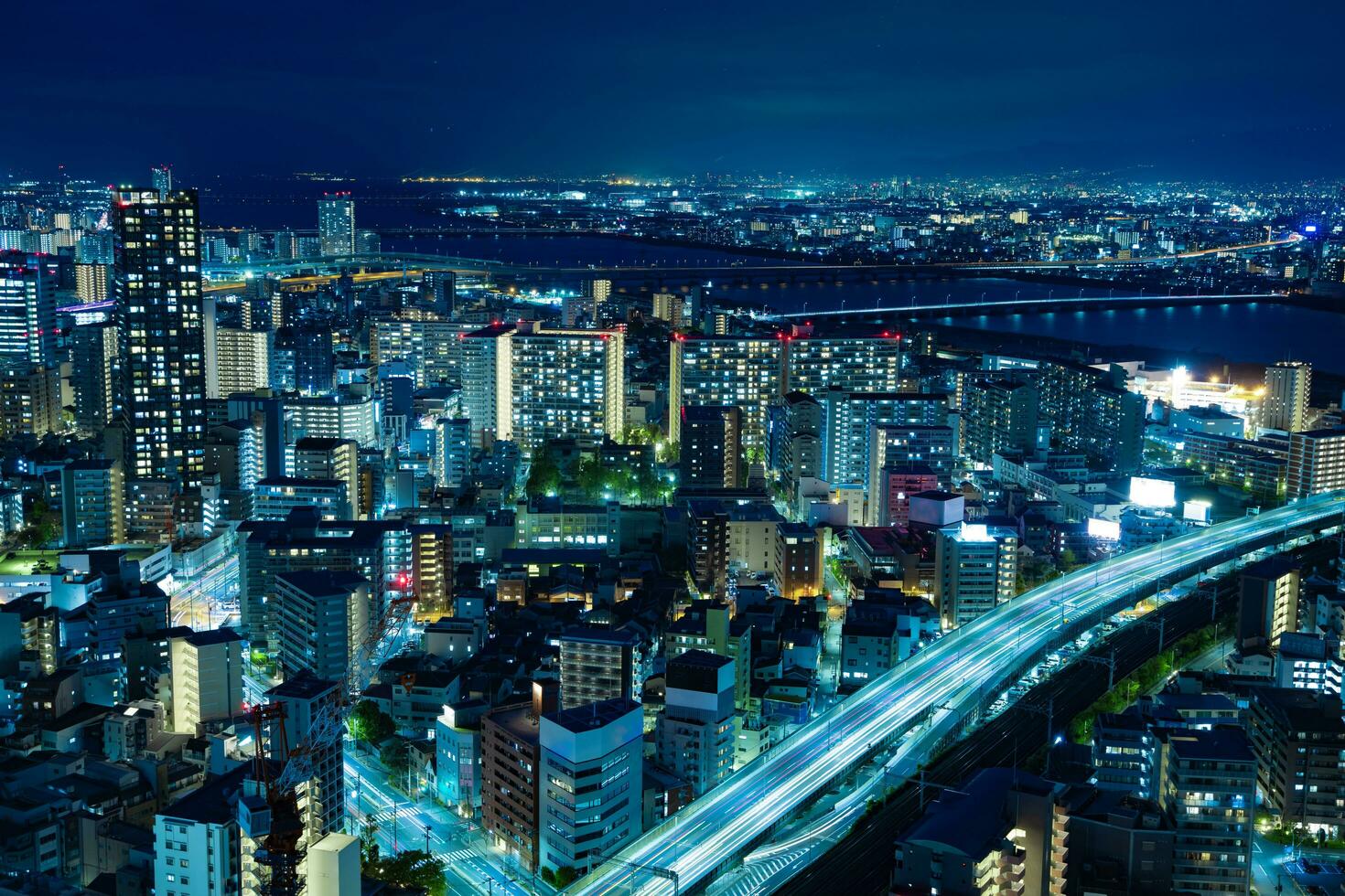 un noche panorámico paisaje urbano cerca Yodo río en Osaka amplio Disparo foto