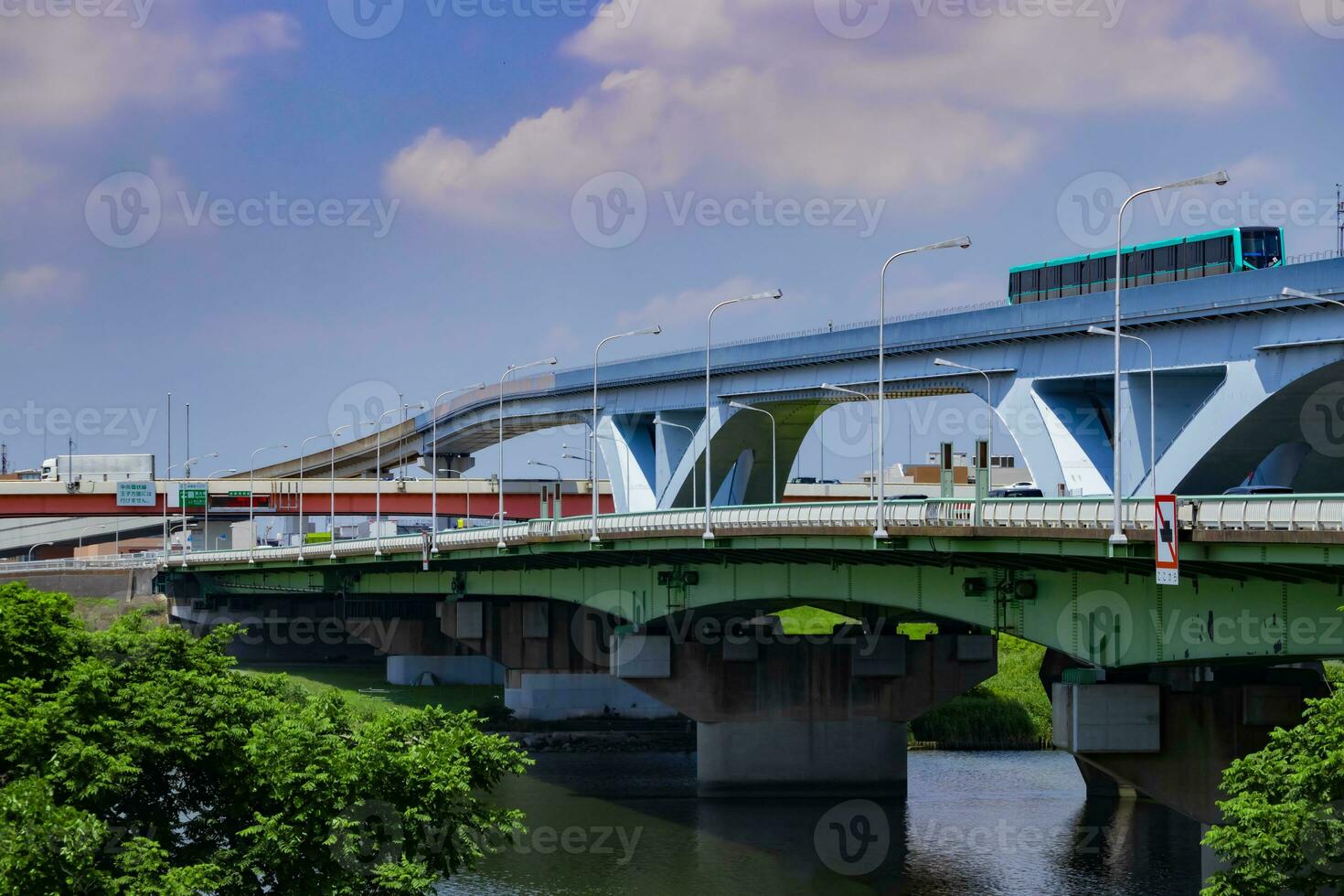 un tráfico mermelada a el autopista y ferrocarril en tokio foto