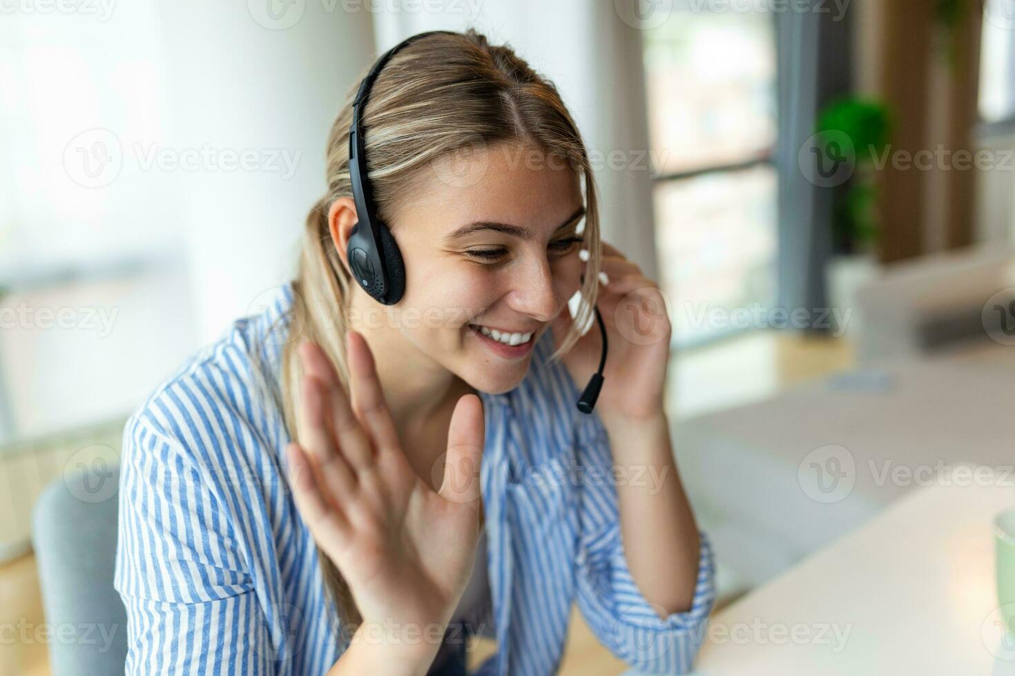 negocio mujer con auriculares trabajando con computadora a oficina. cliente Servicio asistente trabajando en oficina.mujer operador trabajando con auriculares y ordenador portátil a telemarketing cliente servicio. centro de llamadas foto