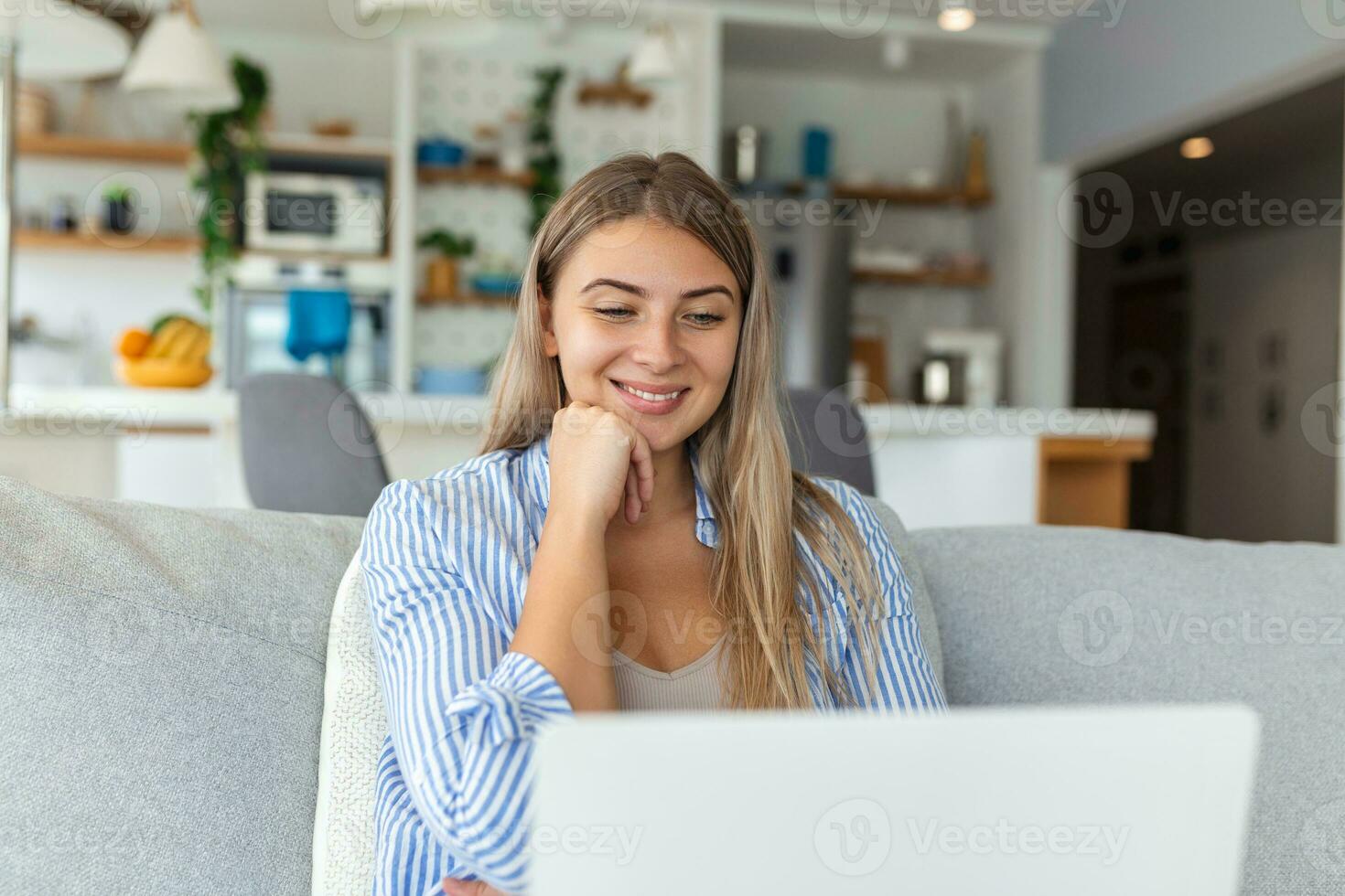 bonito hermosa dama trabajo a el cuaderno sentar abajo en el sofá a hogar - cheque en oline tiendas para ciber lunes ventas - tecnología mujer concepto para alternativa oficina Lanza libre foto