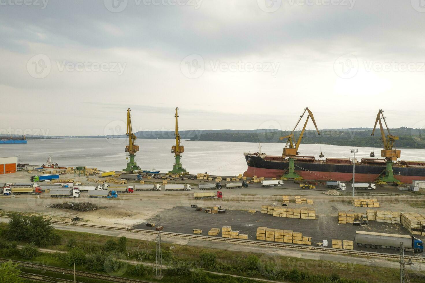 aéreo ver desde zumbido de cargando el carga barco. trabajo en puerto. foto