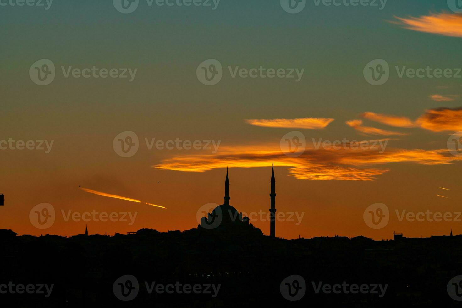 silueta de fatih mezquita a puesta de sol. islámico antecedentes foto