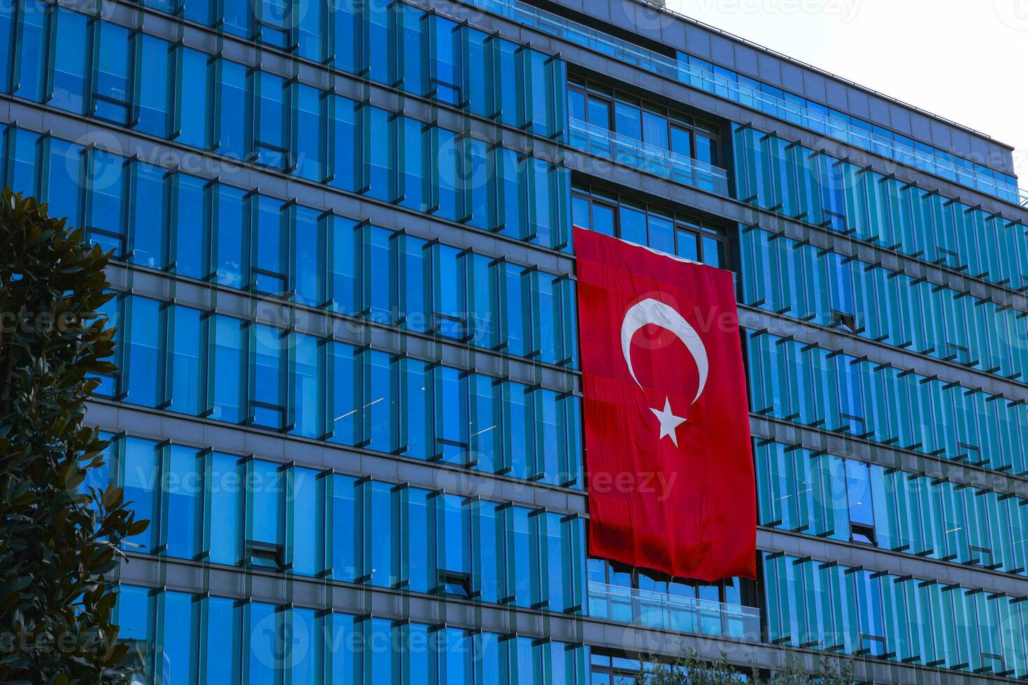 un turco bandera colgando en el moderno edificio. turco economía concepto foto