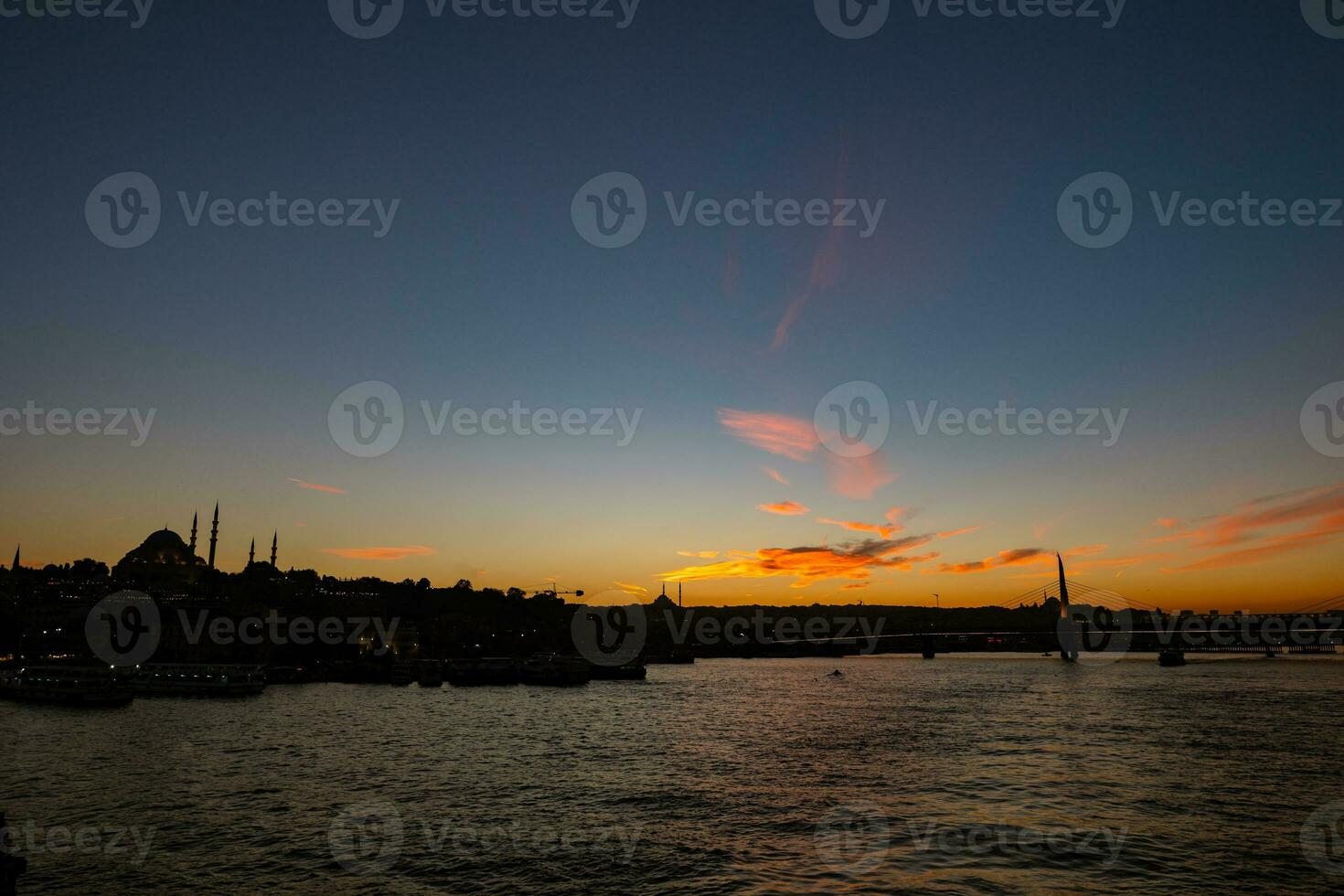 Estanbul horizonte. silueta de Estanbul a puesta de sol desde galata puente foto