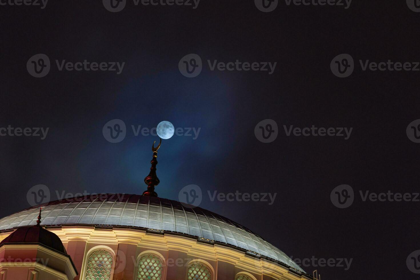 islámico antecedentes foto. lleno Luna y un Hazme de un mezquita foto