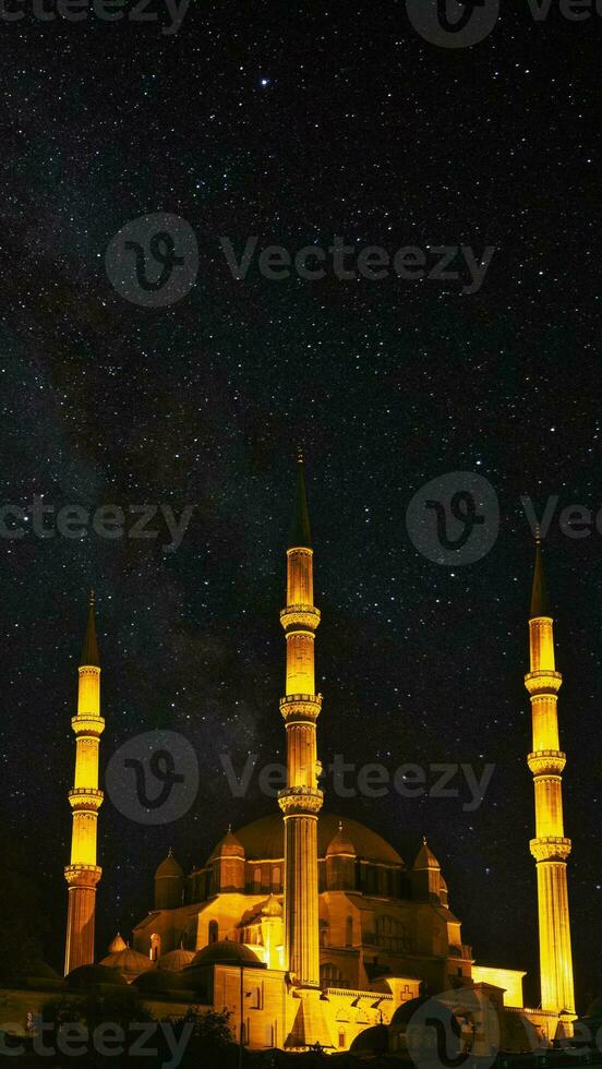 selimiye mezquita con vía Láctea. Ramadán o islámico vertical foto