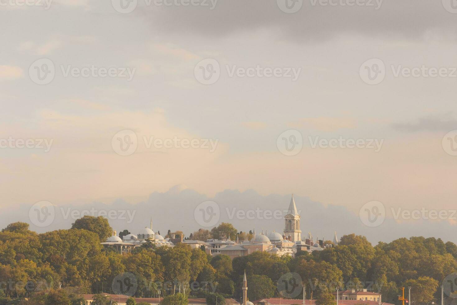 topkapi palacio y golfo parque desde Karakoy distrito a puesta de sol. foto