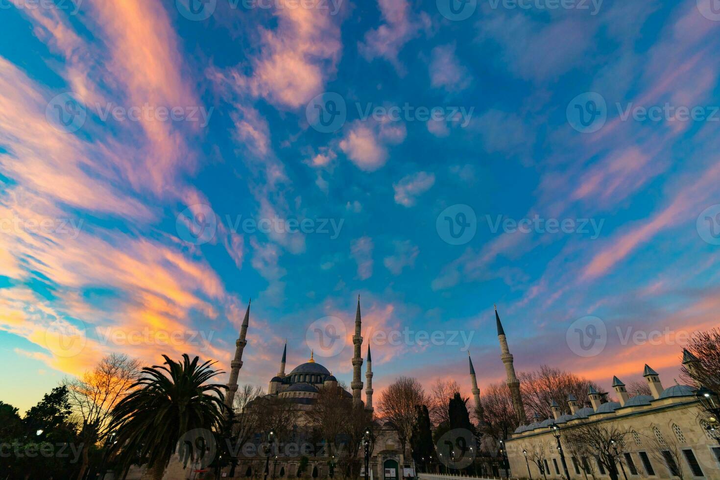 islámico o Ramadán concepto foto. azul mezquita o sultanahmet Cami foto