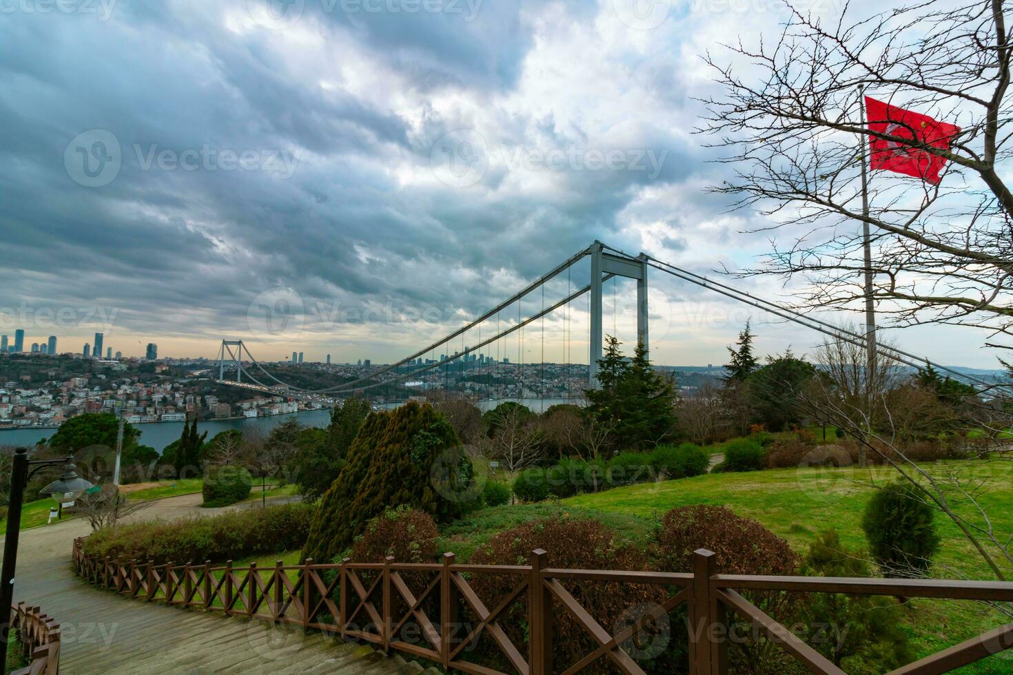 Estanbul horizonte desde otagtepe con nublado cielo y fatih sultán mehmet puente foto