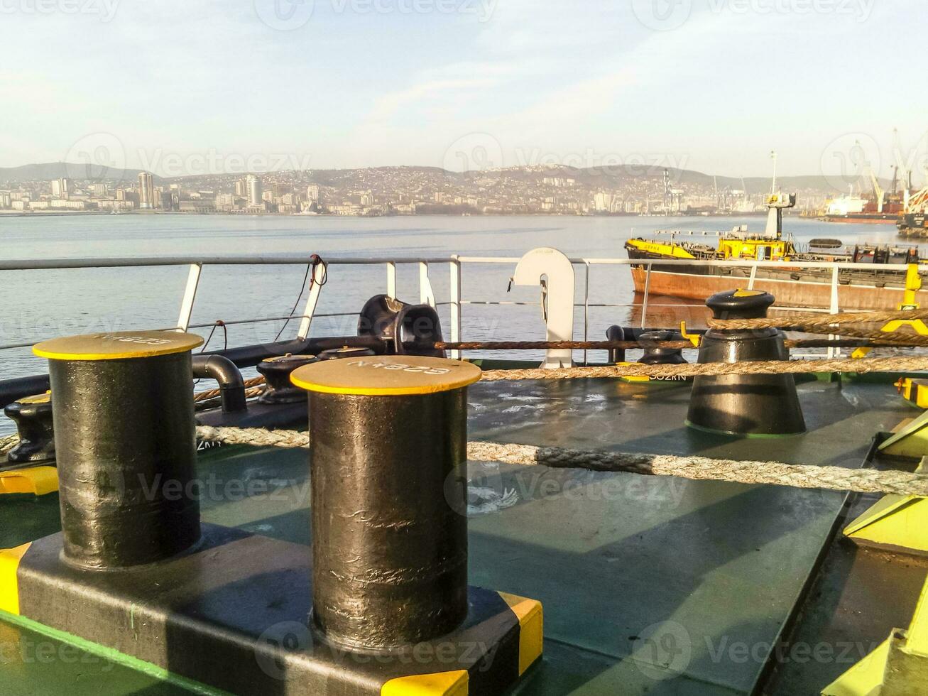 amarradero noray en el cubiertas de un industrial puerto marítimo. foto