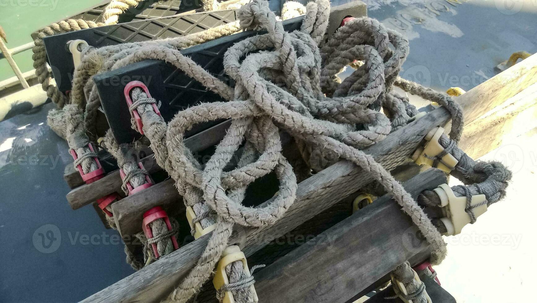 cuerda escalera en el barco. cuerda y madera foto