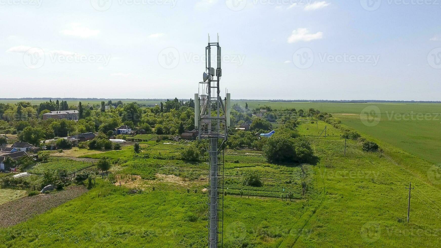 celular torre. equipo para retransmitir celular y móvil señal foto