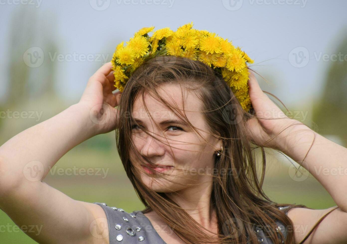 un niña con un guirnalda de diente de león en su cabeza. hermosa hada foto