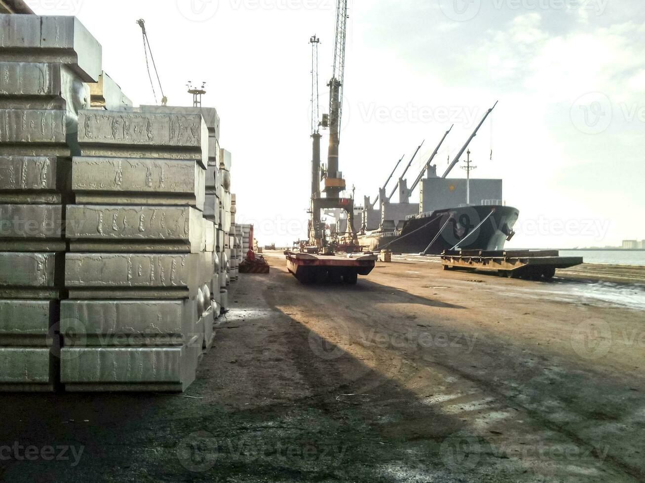 Aluminum ingots. Transportation of aluminum for export photo