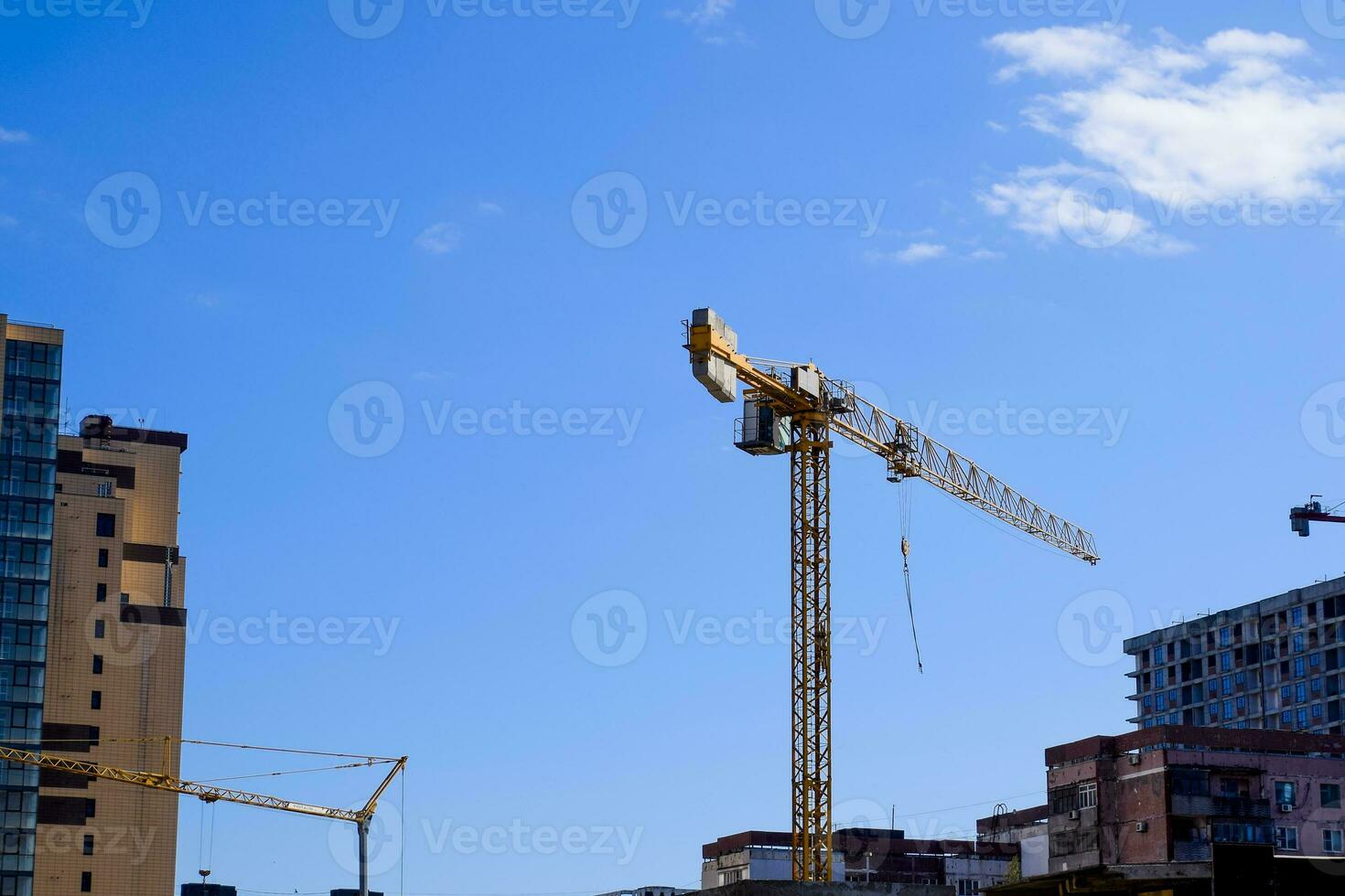 torre edificio grua en contra el azul cielo y Dom. construcción de nuevo edificios con un grua. torre grua foto