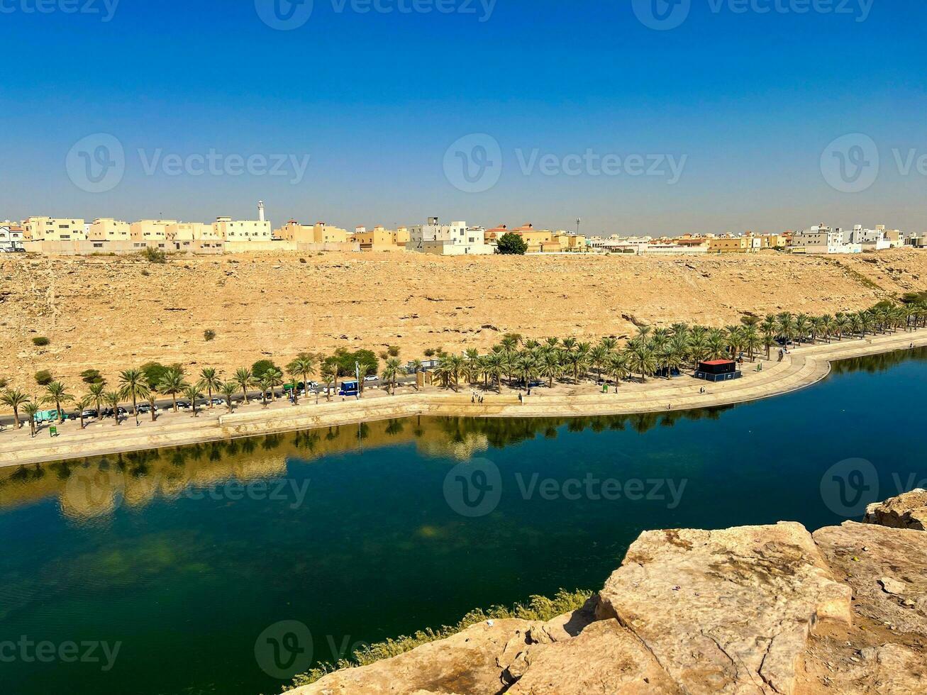 un hermosa tiempo de día ver de cauce namar represa en riyadh , saudi arabia el agua de el represa y el rodeando colinas son presentación un hermosa escena en el luz de sol. foto