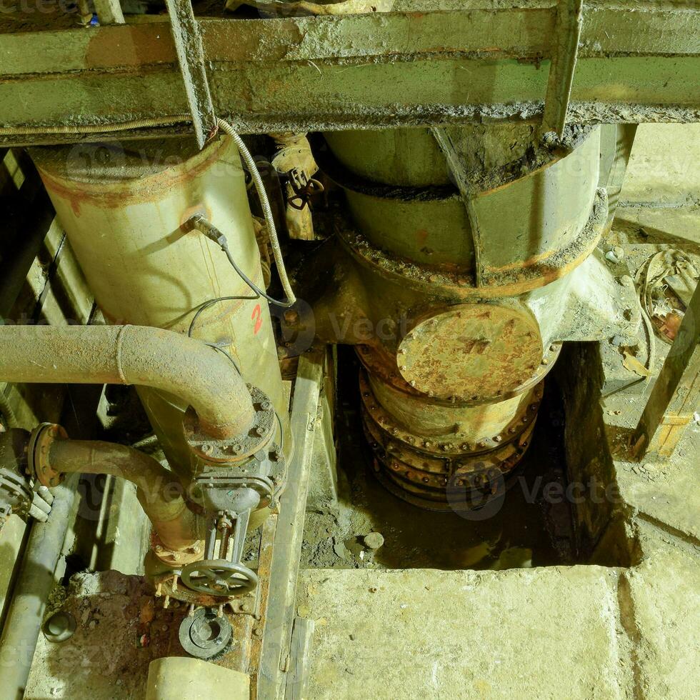 sótano de un agua bombeo estación. abandonado post apocalíptico foto