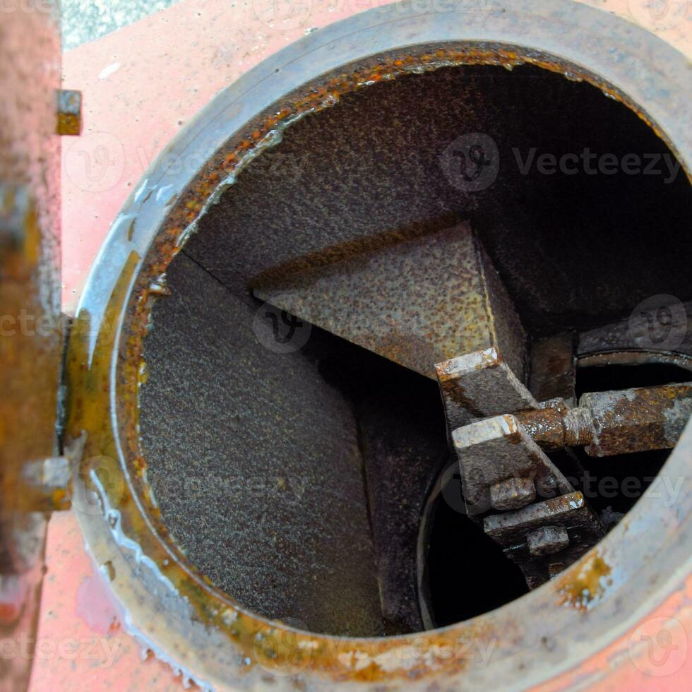 abierto el escotilla apertura válvula de el agua descarga tubo. foto