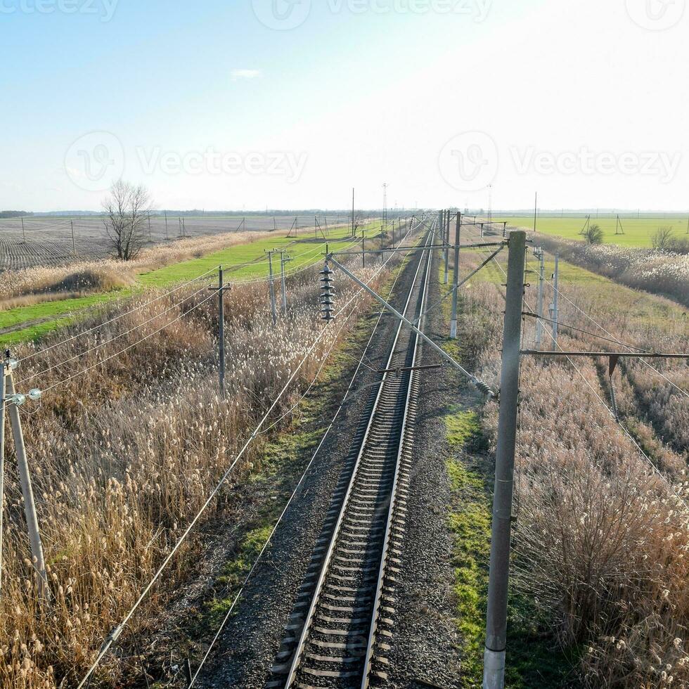 trama ferrocarril. parte superior ver en el rieles Alto voltaje poder líneas para eléctrico trenes foto