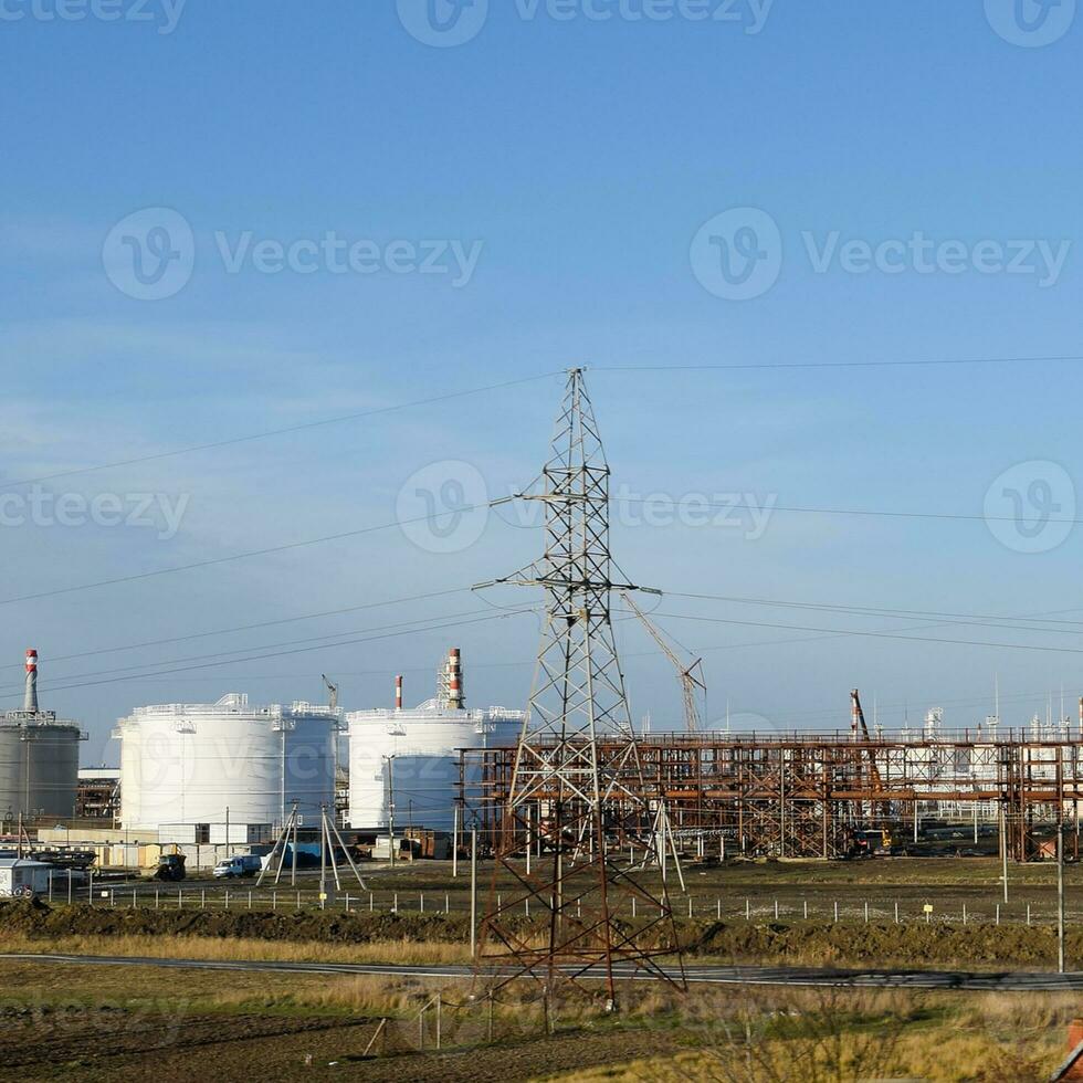 tanque el vertical acero. capacidades para almacenamiento de aceite, gasolina, queroseno, el diesel y otro líquidos. foto