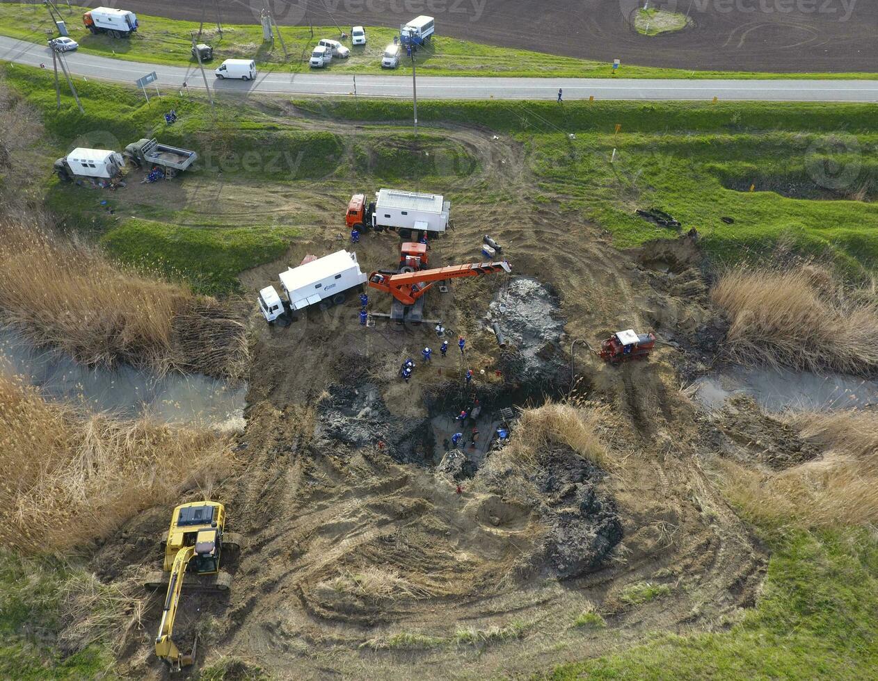 reparar de el gas tubería sección paso mediante el agua canal. reparar trabajo foto