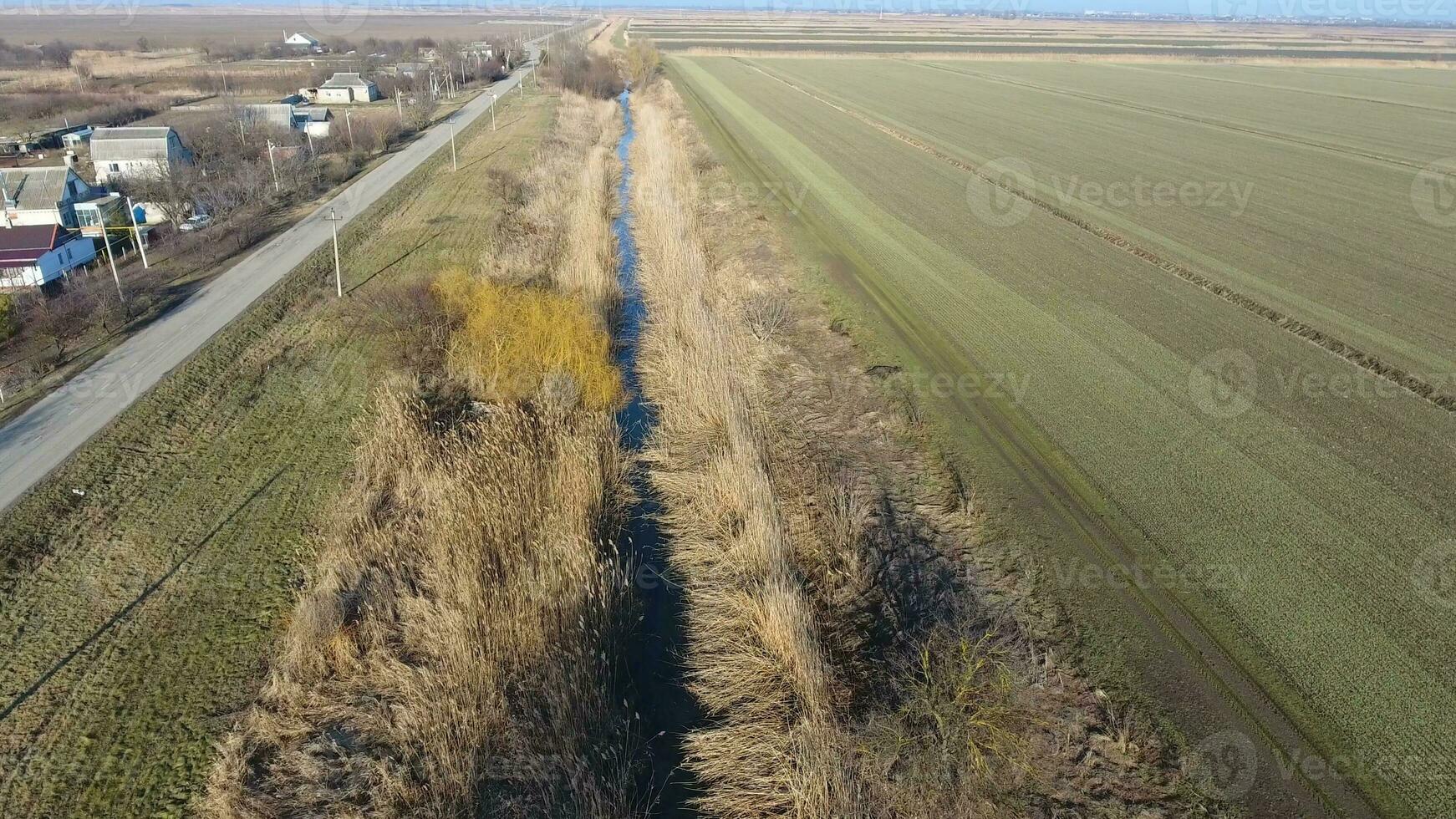 el canal de el inferior nivel de el irrigación sistema de campos. infraestructura para el cultivo de arroz foto