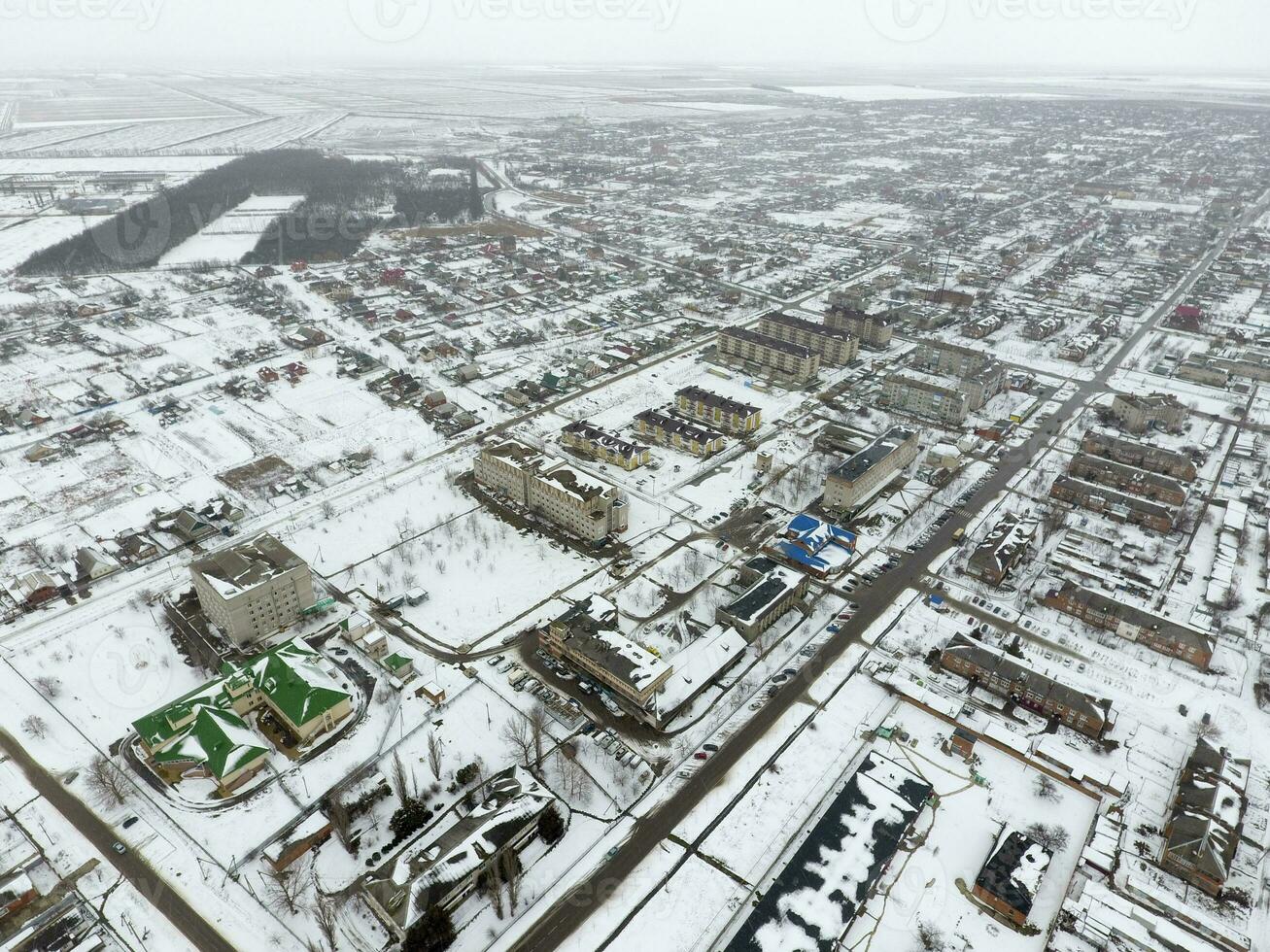 invierno ver desde el aves ojo ver de el aldea. el calles son cubierto con nieve foto