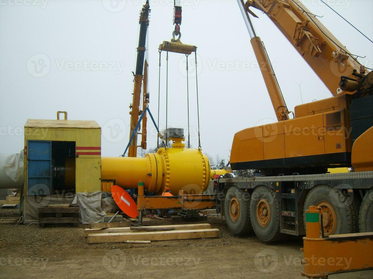 Latch on the pipeline with the electric drive photo