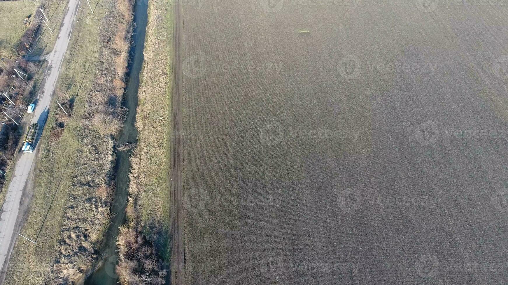 el canal de el inferior nivel de el irrigación sistema de campos. infraestructura para el cultivo de arroz foto