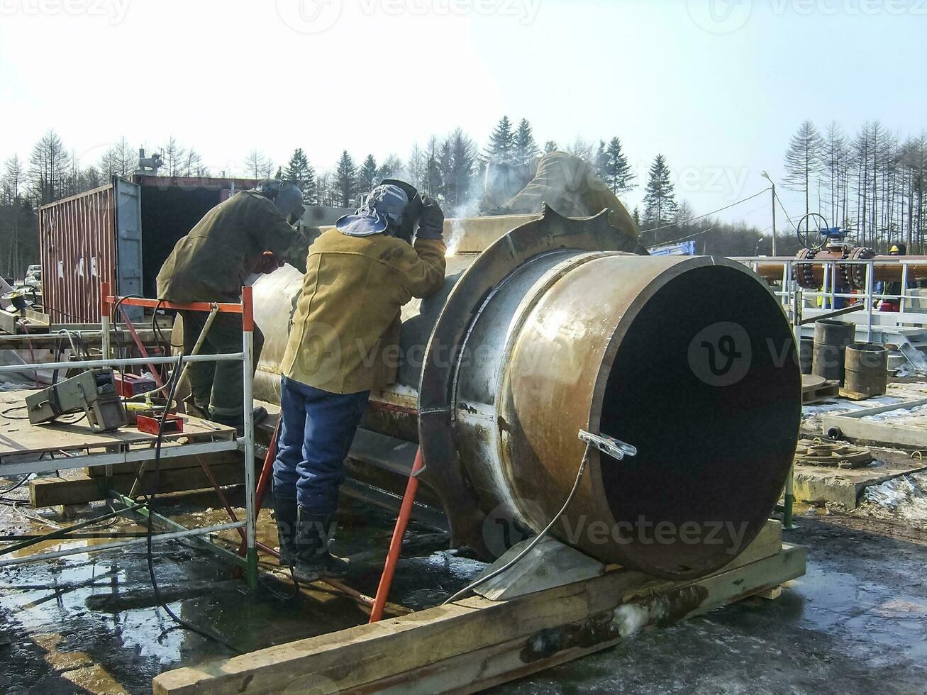 la seguridad a trabajar. soldadura y instalación de el tubería. indust foto