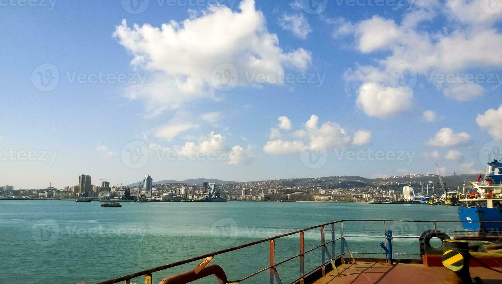 ver de el mar y ciudad playa desde el Puerto muelle. industrial Puerto con torre grúas y carga infraestructura foto