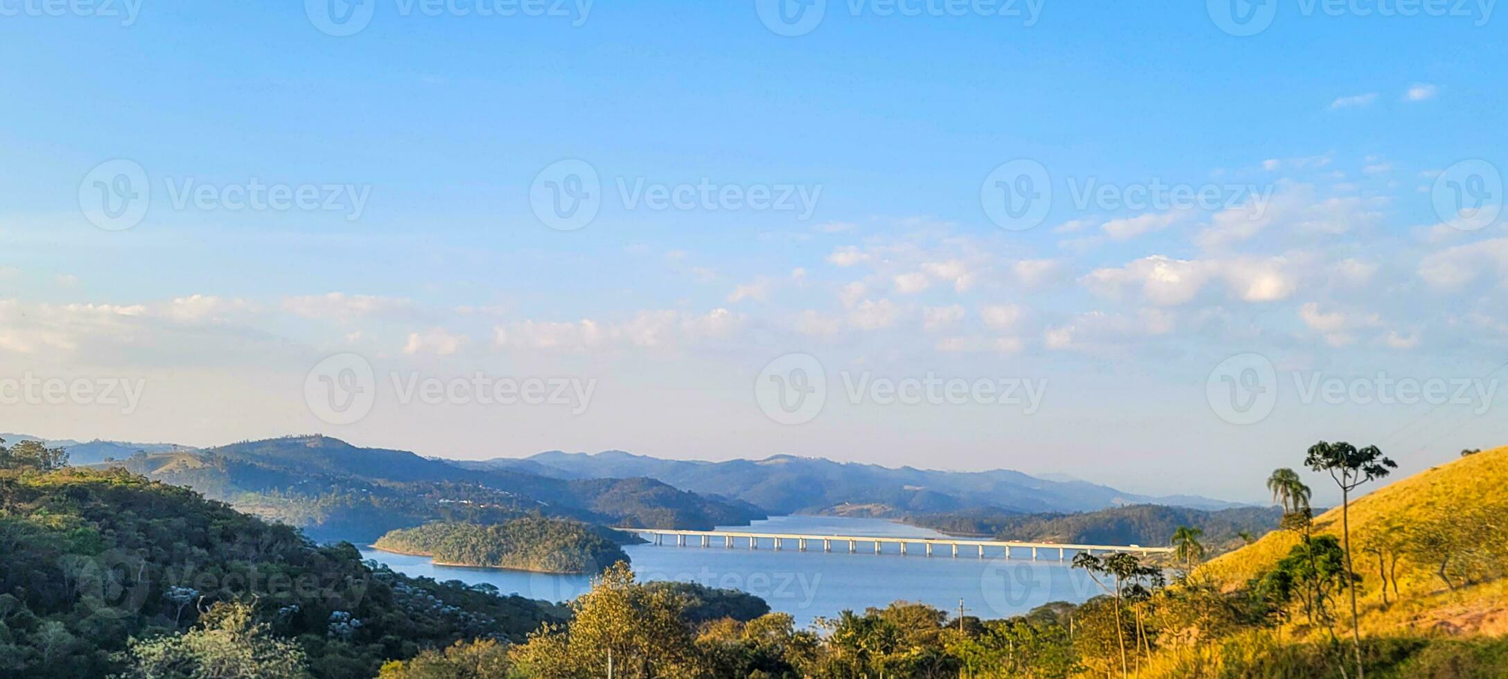 sereno lago en el montañas de Brasil lozano y tranquilo configuración, natural belleza ese encanta. realce tu creatividad con esta maravilloso ver foto