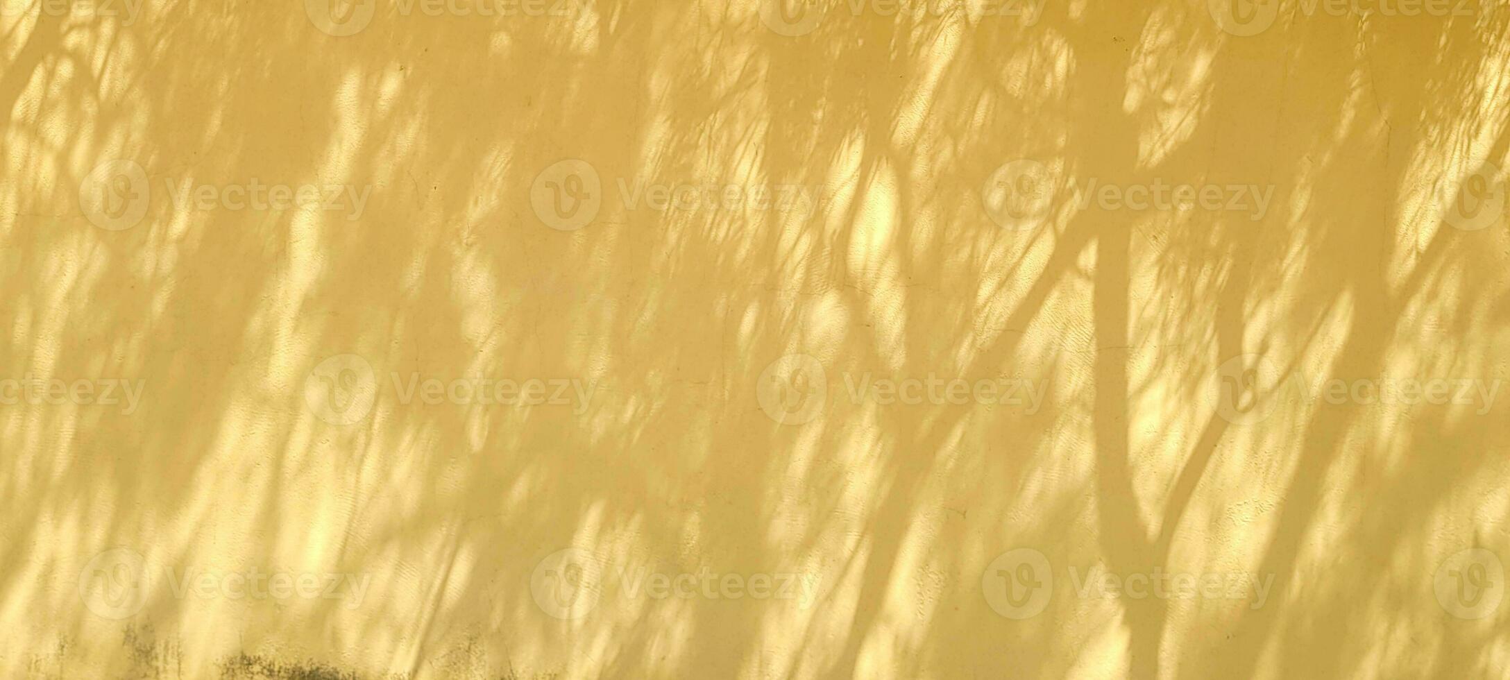 Stand out with the luminosity of textured yellow. A vibrant, modern background to elevate your project. Get it now and shine with style photo