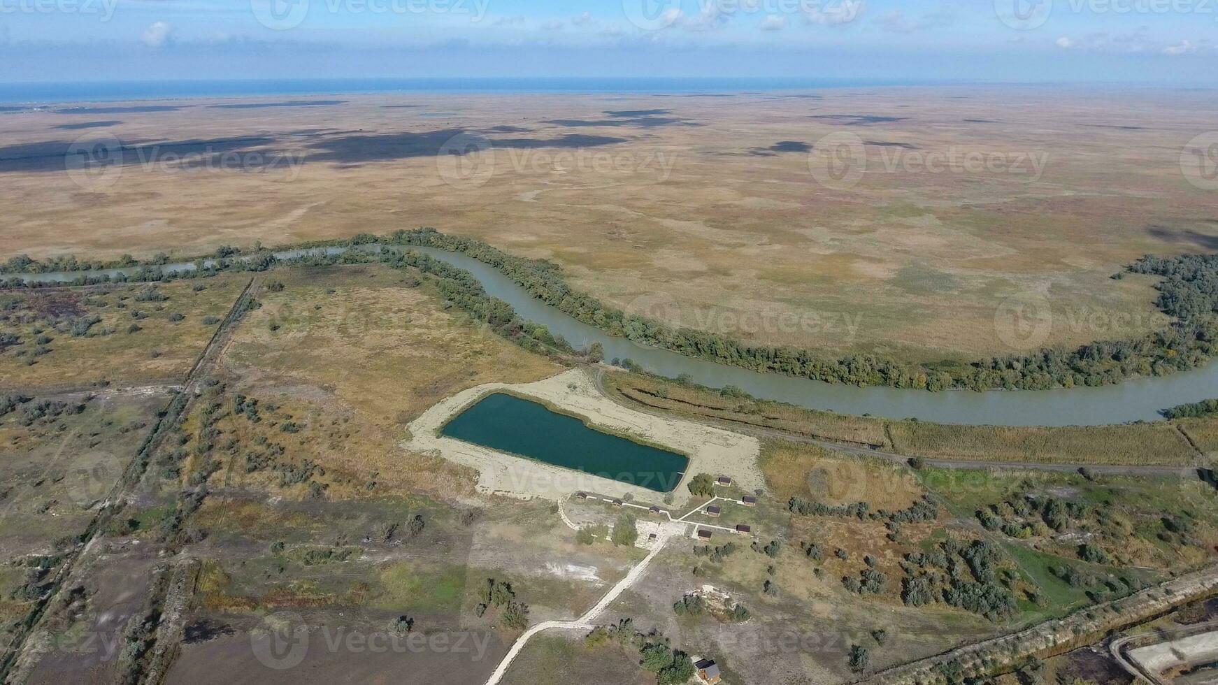 paisaje cerca el mar de azov, el río, un artificial lago y abierto espacios para caza y pescar foto