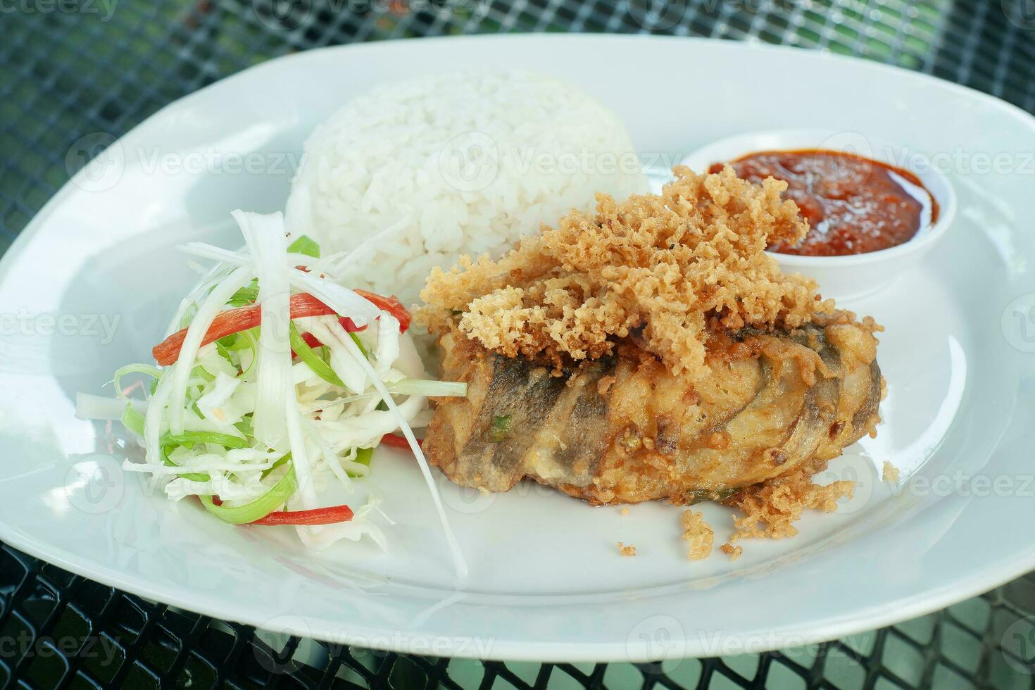 nasi ikan kremes o crujiente pescado arroz foto