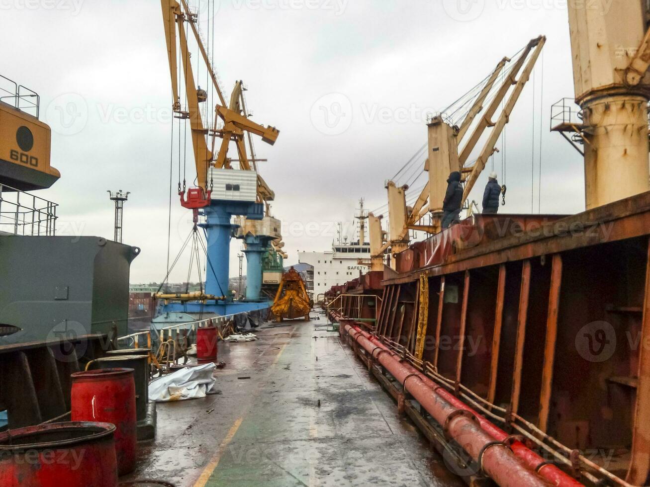 ver de el mar y ciudad playa desde el Puerto muelle. industrial correos foto