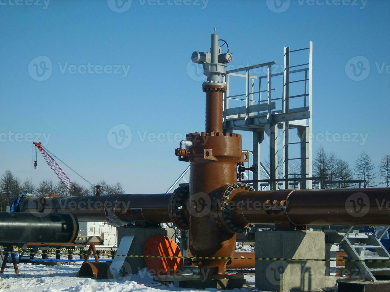 Latch on the pipeline with the electric drive photo