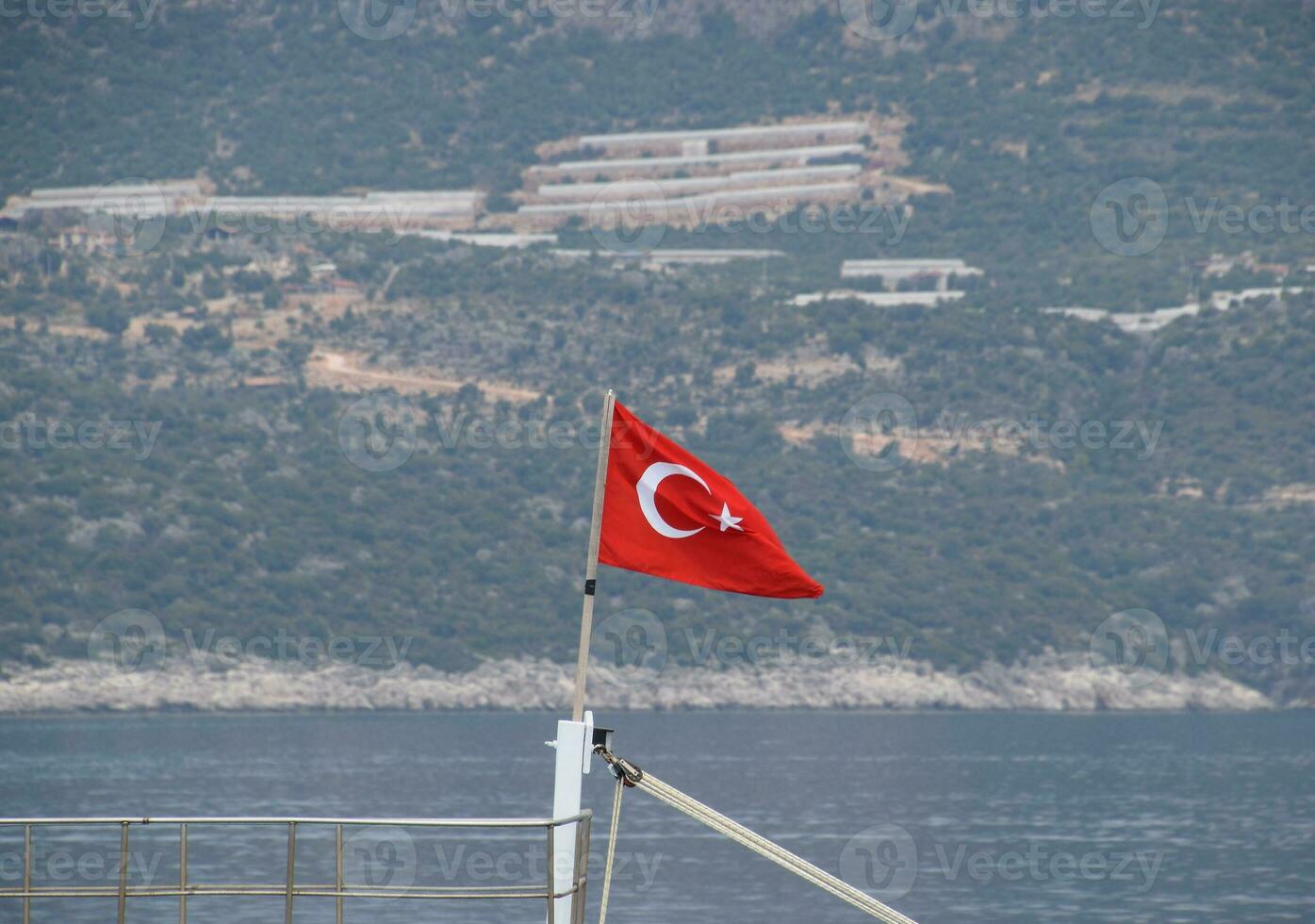 el bandera de Turquía revolotea en el viento en el cubierta de Placer yate. foto