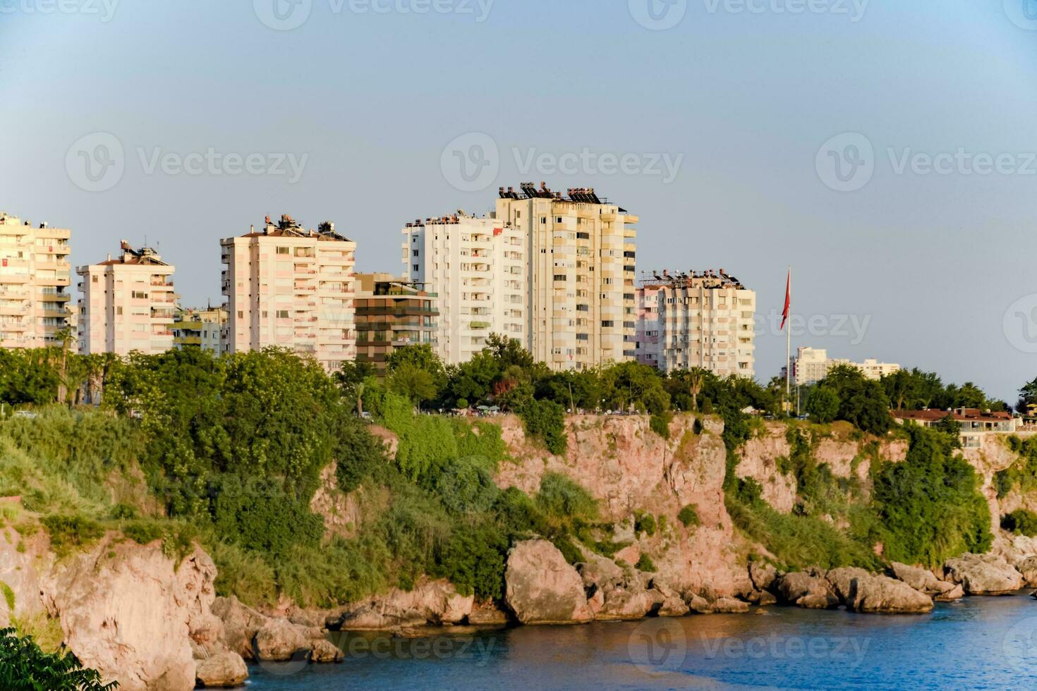 el línea costera de antalya, el paisaje de ciudad de antalya es un ver de el costa y el mar. foto