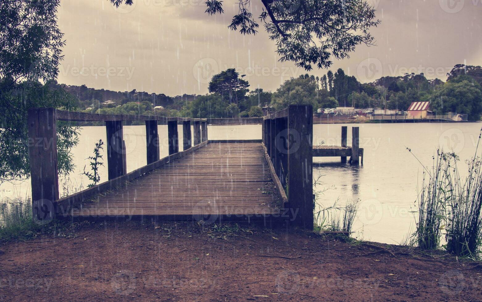 muelle en el lago foto