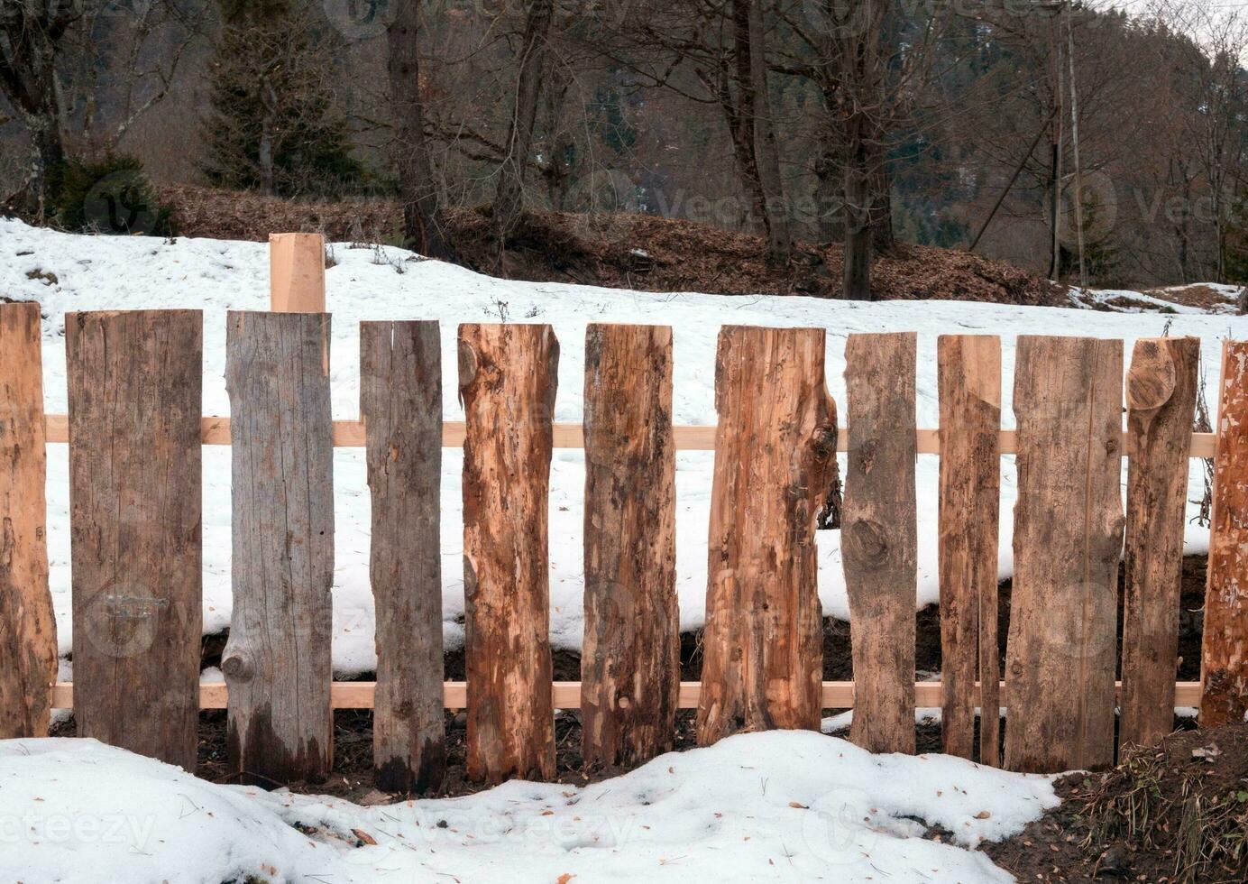 de madera cerca con el nieve foto