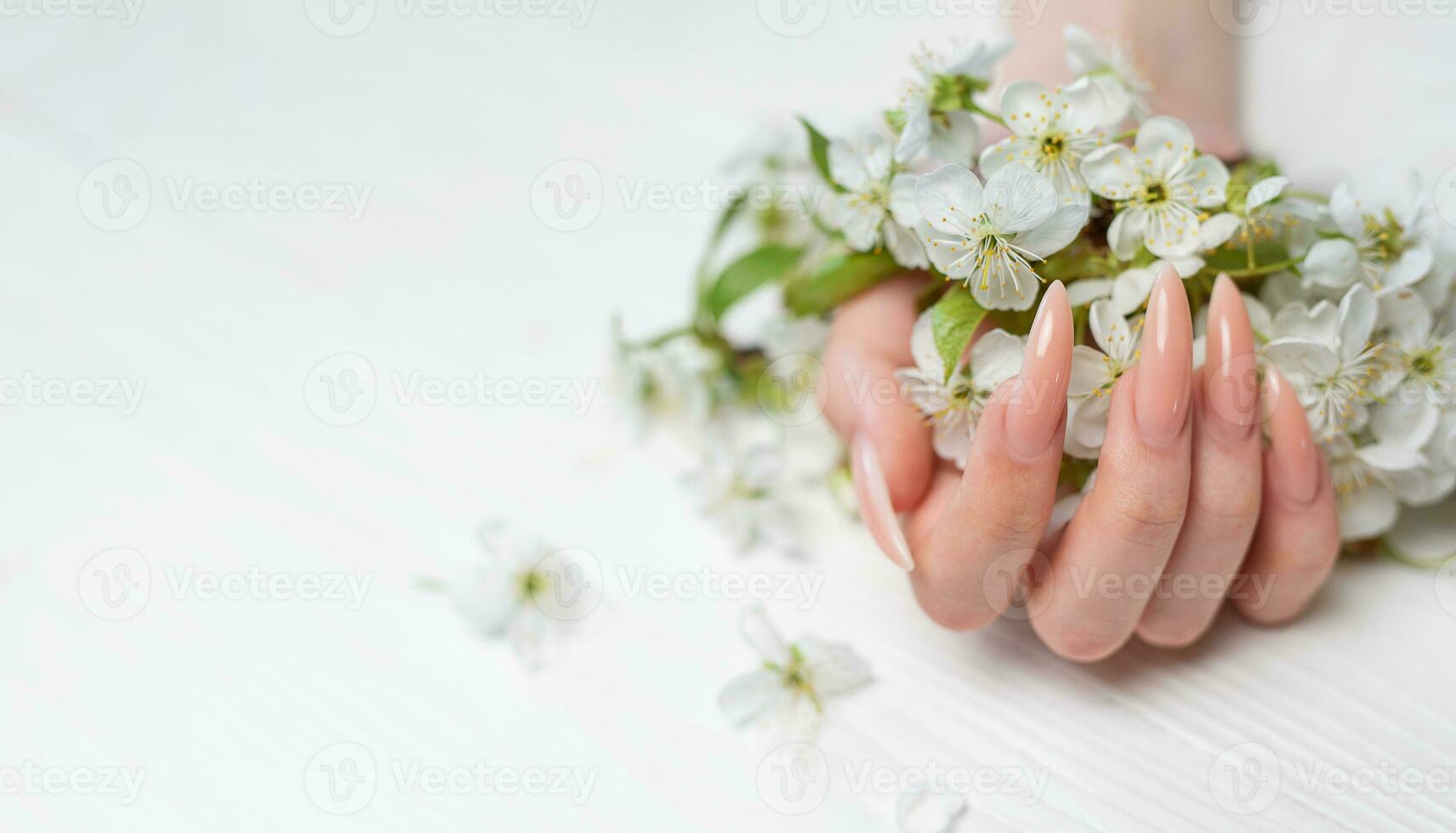 elegante pastel rosado natural manicura. foto