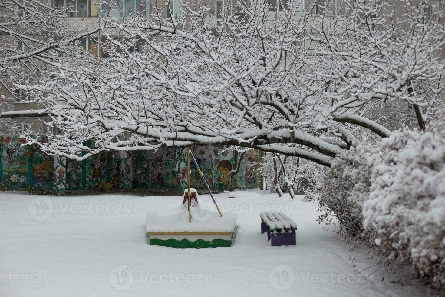 Nevado invierno en el ciudad. Nevado paisaje en el parque. foto