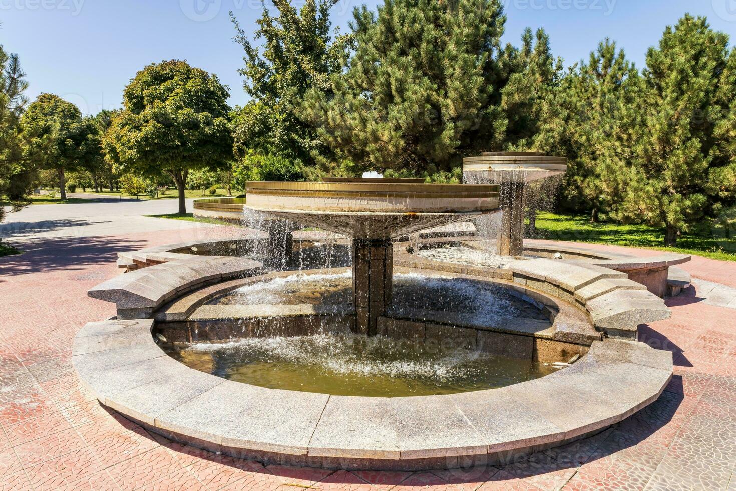 agua fuente con salpicaduras de agua para relajación y frescura de el ciudad y parques foto