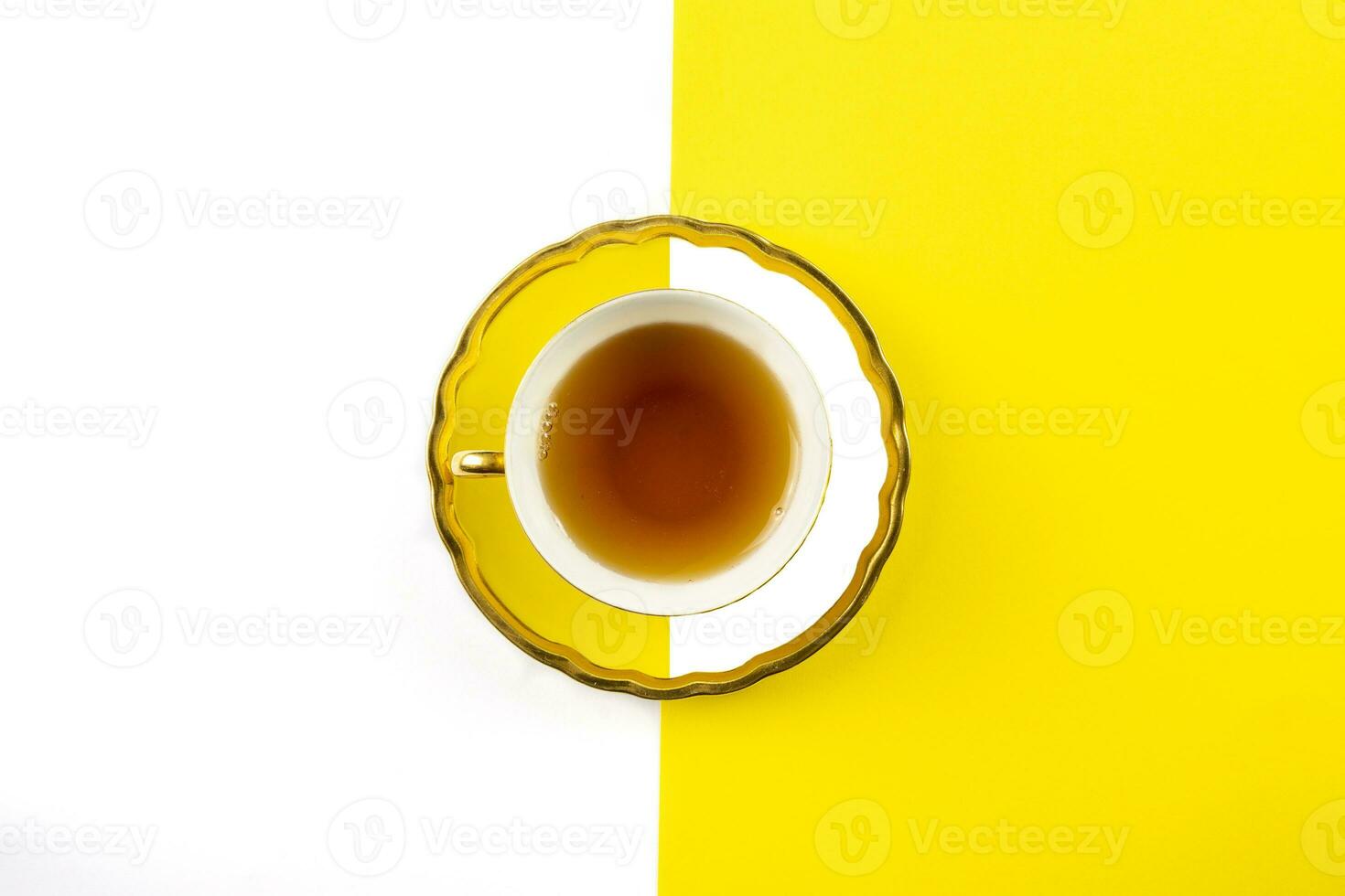 amarillo té taza en un blanco y amarillo antecedentes foto