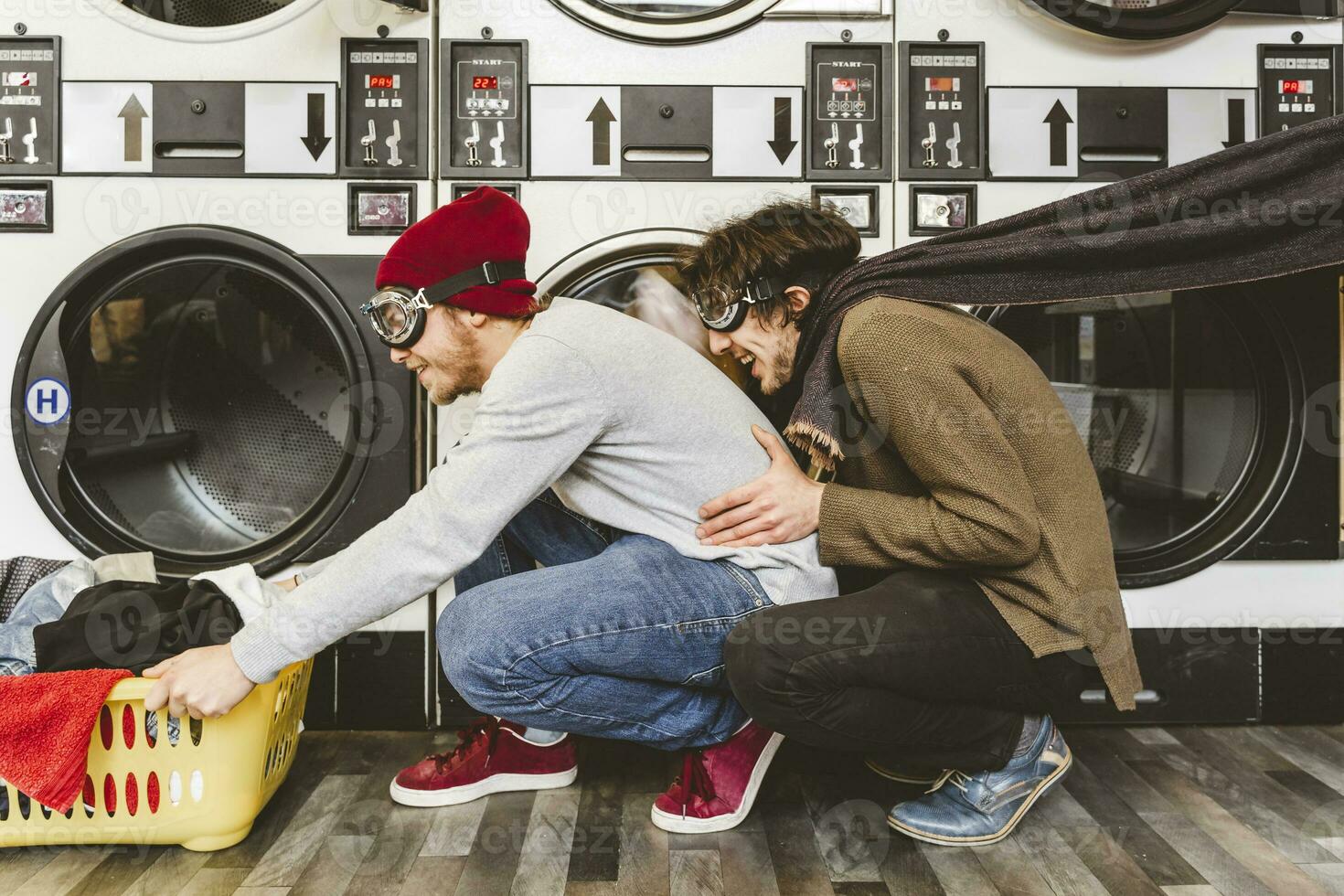 Pareja de amigos tener divertido jugando como niños montando un moto foto