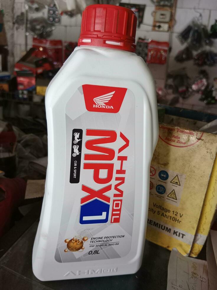 demak, desembarco 13 2023. motocicleta aceite. motor lubricante para vehículo. foto