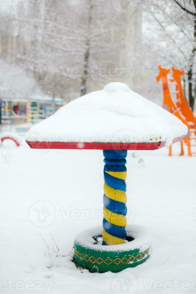 para niños patio de recreo cubierto con nieve en el parque después un tormenta de nieve foto