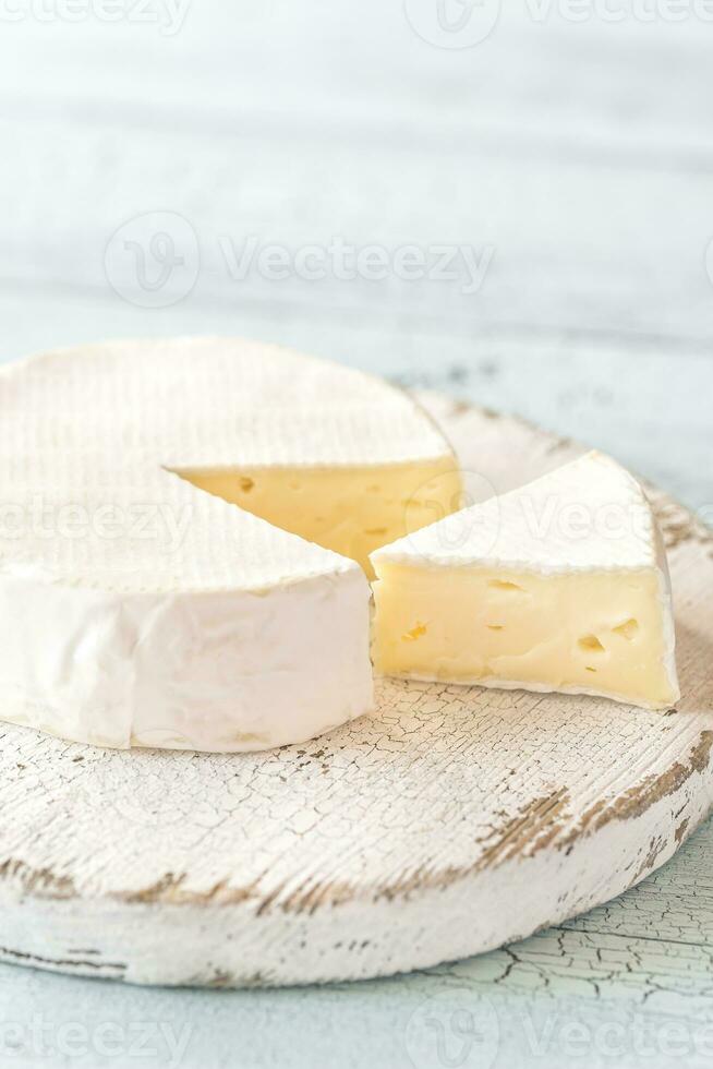 queso Camembert con alcaparras en el de madera tablero foto